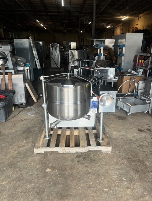 $4500 / Cleveland KGL-40-T Natural Gas 40 Gallon Tilting 2/3 Steam Jacketed Kettle - 140,000 BTU / Restaurant Equipment