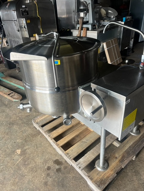 $4500 / Cleveland KGL-40-T Natural Gas 40 Gallon Tilting 2/3 Steam Jacketed Kettle - 140,000 BTU / Restaurant Equipment