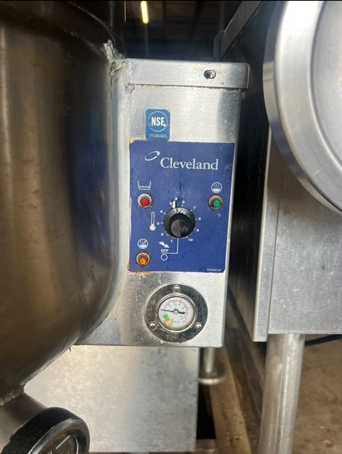 $4500 / Cleveland KGL-40-T Natural Gas 40 Gallon Tilting 2/3 Steam Jacketed Kettle - 140,000 BTU / Restaurant Equipment