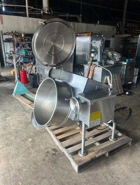 $4500 / Cleveland KGL-40-T Natural Gas 40 Gallon Tilting 2/3 Steam Jacketed Kettle - 140,000 BTU / Restaurant Equipment