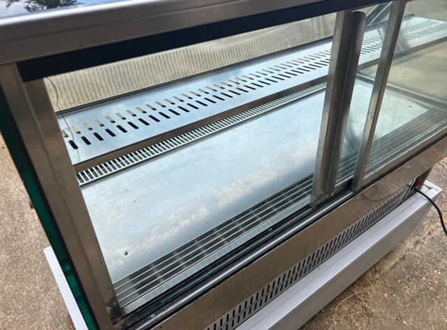 $2800 OBO / 48in Curved Refrigerated Display Case / Great Condition / Verified by Licensed Technitican